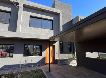 Casa · 135m² · 6 Ambientes · 1 Cochera · Venta Duplex La Calandria 3 Dorm. Patio