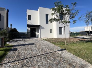 Casa · 218m² · 4 Ambientes · Casa en Barrio Santa Ana Villanueva Lote Interno