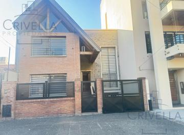 Casa · 230m² · 4 Ambientes · 1 Cochera · Casa en Alquiler de 4 Ambientes en Quilmes Centro.
