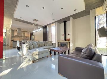 Casa · 193m² · 4 Ambientes · 1 Cochera · Venta en Golf II Fondo a La Cancha y con Muchos Arboles