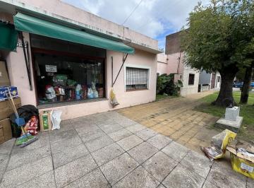 Casa · 156m² · 4 Ambientes · 2 Cocheras · Casa con Local a La Venta en Esquina en Ramos Mejia