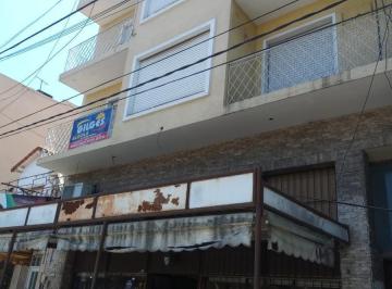 Departamento · 70m² · 3 Ambientes · Alquiler Departamento 3 Amb. en Ramos Mejia C/balcón Al Fte y Patio