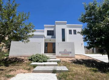 Casa · 220m² · 4 Ambientes · 2 Cocheras · Casa - San Matias