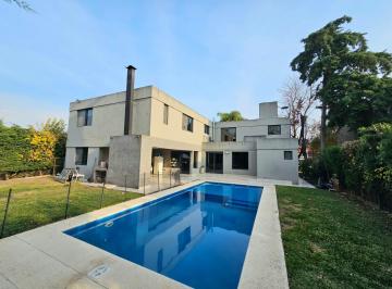 Casa · 380m² · 5 Ambientes · 2 Cocheras · Venta Casa 5 Ambientes en Club de Campo San Patricio.