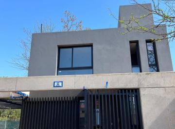 Casa · 202m² · 4 Ambientes · 2 Cocheras · Ultimas Unidades - Consulta Financiacion - de Categoria - Posesion 2025