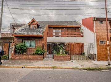 Casa · 120m² · 7 Ambientes · 1 Cochera · Chalet. 7 Ambientes. Fondo Libre. Apto Desarrollo Inmobiliario. Centro San Justo