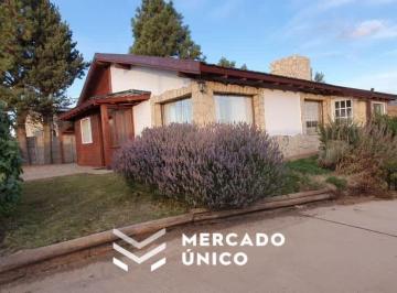 Casa · 145m² · 4 Ambientes · 2 Cocheras · Amplia Casa con Increible Lote en Dina Huapi