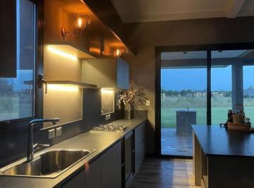 Casa · 220m² · 5 Ambientes · 2 Cocheras · Casa Chalet en Venta en Estancia Villa Maria, Ezeiza, G. B. a. Zona Sur