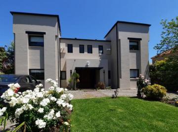 Casa · 264m² · 6 Ambientes · Alquiler de Casa 4 Dorm. en La Lomada, Pilar.