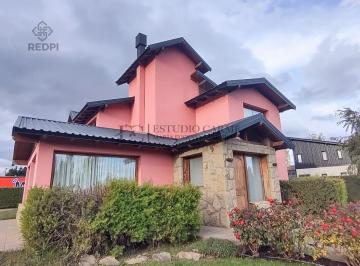 Casa · 233m² · 7 Ambientes · 1 Cochera · Casa 6 Amb Mas Amplio Quincho o Depto con Garage en Dina Huapi a 15 Km de Bariloche Zona Residencial