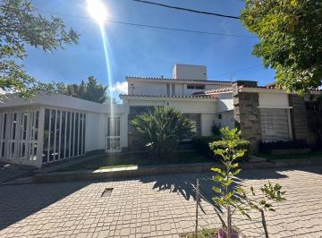Casa · 141m² · 5 Ambientes · 1 Cochera · Casa en Barrio San Martin