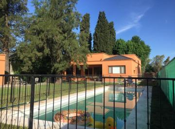 Casa · 234m² · 5 Ambientes · 2 Cocheras · Venta Casa Barrio con Portón - Bella Vista