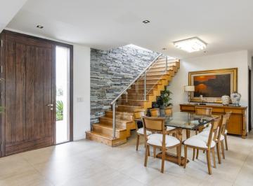 Casa · 305m² · 5 Ambientes · 3 Cocheras · Alquiler Anual Excelente Casa en Los Lagos