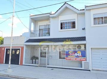 Casa · 230m² · 7 Ambientes · 1 Cochera · Venta Excelente Chalet 7 Amb. L. del Mirador Apto Crédito