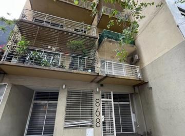 Departamento · 44m² · 2 Ambientes · Venta de 2 Amb. Al Frente. Muy Luminoso. Apto Profesional