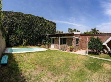 Casa · 103m² · 3 Ambientes · Venta! Casa con Patio y Pileta en Barrio Belgrano