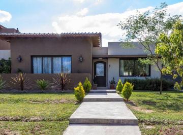Casa · 330m² · 4 Ambientes · 2 Cocheras · Casa en Venta en Terruños de Aráoz II