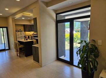 Casa · 140m² · 4 Ambientes · 1 Cochera · Venta Casa Altos de Manzanares Lote Central