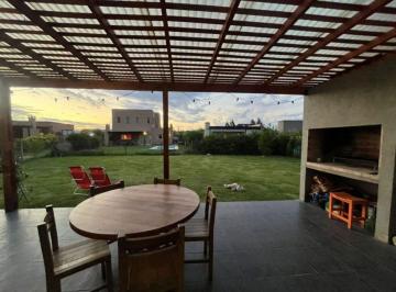 Casa · 130m² · 4 Ambientes · 1 Cochera · Venta Casa 4amb Pilar del Este Lote Central