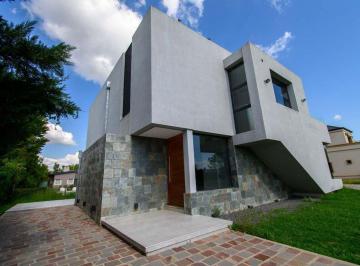 Casa · 8 Ambientes · 3 Cocheras · Casa en Alquiler – Country Aires del Llano