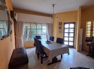 Casa · 117m² · 4 Ambientes · 2 Cocheras · Venta Casa 4 Amb. C/ Jardin y Cochera Saenz Peña