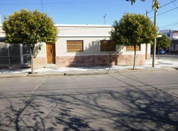 Casa · 280m² · 4 Ambientes · 1 Cochera · Casa Dos Dorm. Rio Tercero Centro