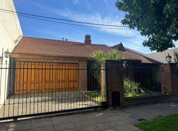 Casa · 246m² · 4 Ambientes · 2 Cocheras · Casa en Venta en Morón. Amplio Lote