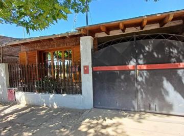 Casa · 144m² · 7 Ambientes · 2 Cocheras · Casa Céntrica Tunuyán de 3 Dorm. + Dpto. de 1 Dorm
