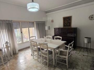 Casa · 180m² · 4 Ambientes · 3 Cocheras · Casa Chalet en Venta en Liniers, Capital Federal, Buenos Aires