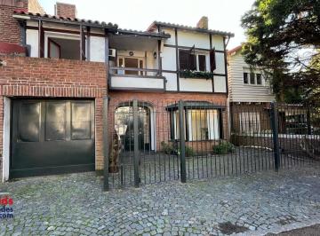 Casa · 224m² · 5 Ambientes · 1 Cochera · Alquiler Casa La Lucila Zona Colegio Lincoln