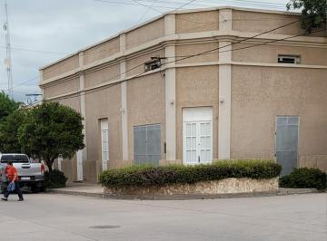 Frente esquina · Casa con Local Comercial, Piscina, Quincho – Zona Centrica