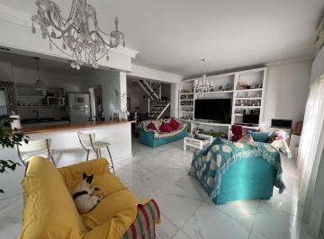 Casa · 335m² · 7 Ambientes · 1 Cochera · Venta Casa 5 Dorm Santa Genoveva C/ Quincho y Pileta