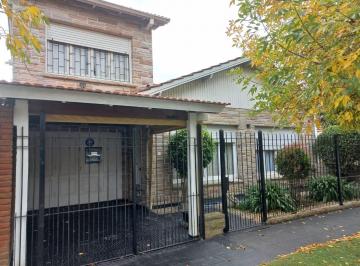 Casa · 205m² · 5 Dormitorios · 1 Cochera · Mogotes; Amplio Chalet + Departamento