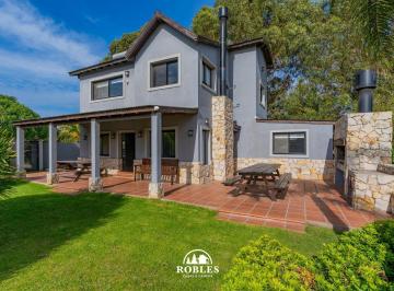 Casa · 200m² · 5 Ambientes · Casa en Excelente Ubicación del Barrio Chapadmalal