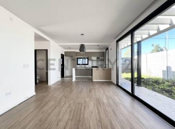 Casa · 90m² · 3 Ambientes · 1 Cochera · Casa en Una Planta en Complejo Cerrado