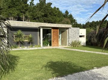 Casa de 4 ambientes, Costa Esmeralda · Venta Casa Costa Esmeralda 4 Dorm., Piscina y Jardín con Fondos Libres