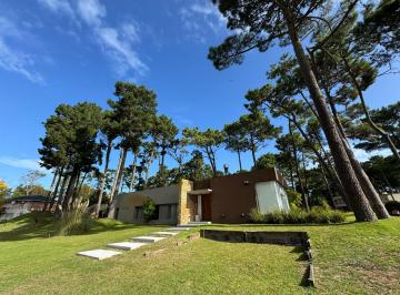 Casa · 181m² · 5 Ambientes · 1 Cochera · Casa a La Venta en Barrio Alamos - Alamos y de La Deriva