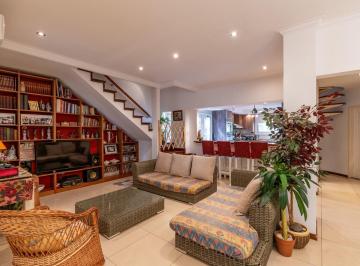 Casa · 180m² · 5 Ambientes · 1 Cochera · Casa · Venta · 5 Ambientes · Villa Real · Piscina · Cochera · Jacuzzi · Sauna · Patio