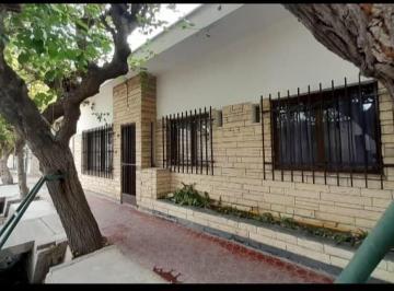 Casa · 200m² · 4 Ambientes · Casa en Venta - 3 Dorm. 1 Baño - 250 m² - Guaymallén