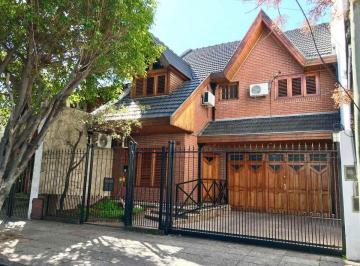 Casa · 240m² · 4 Ambientes · 3 Cocheras · Casa Venta 4 Amb Avellaneda Parque Pileta Permuta