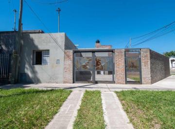 Casa · 81m² · 4 Ambientes · 5 Cocheras · Casa en Republica de Siria 6998 - Guadalupe Oeste