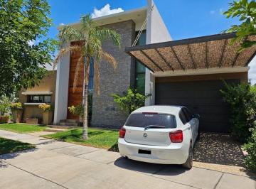 Casa · 300m² · 5 Ambientes · 2 Cocheras · Venta Casa Categoría La Candelaria Apta Credito