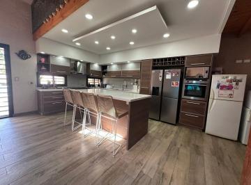 Casa · 260m² · 5 Ambientes · 2 Cocheras · Casa en Venta 5 Amb C/piscina y 2 Cocheras Moron