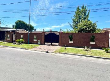 Quinta vacacional · 232m² · 3 Dormitorios · 3 Cocheras · Casa Quinta Apto Crédito con Quincho y Pileta
