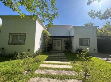 Casa · 184m² · 4 Ambientes · 2 Cocheras · Alquiler Casa 3 Dorm. en San Isidro Labrador