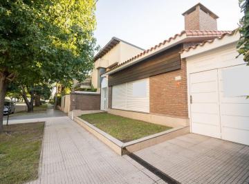 Casa · 331m² · 6 Ambientes · 1 Cochera · Casa en Guadalupe