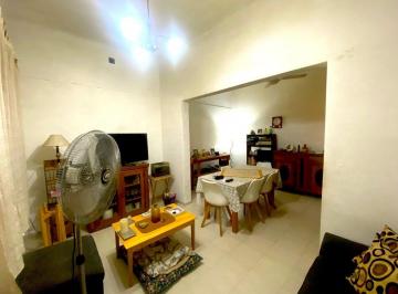 Casa · 90m² · 5 Ambientes · Casa - Tacuarí 7478 a 20 m de Javier de La Rosa