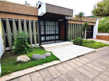 Casa · 323m² · 6 Ambientes · 1 Cochera · Casa 3 Dorm + Departamento en Centro de La Calera