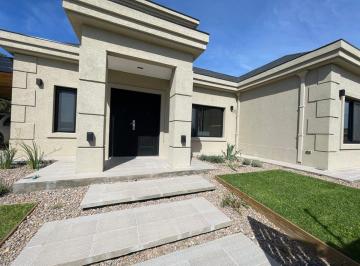 Casa · 145m² · 4 Ambientes · 2 Cocheras · Venta de Casa a Estrenar en Cañuelas