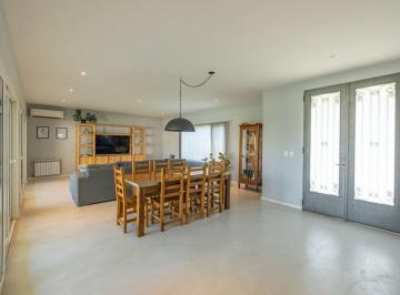 Casa · 190m² · 5 Ambientes · 2 Cocheras · Casa en Venta Barrio Cerrado, Gas Natural 3 Dorm